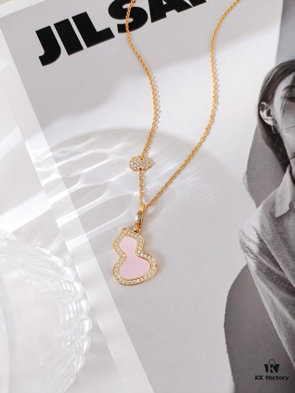 Exquisitely Crafted Gourd Pendant Necklace with Hand-Set Stones, V-Gold Material, Unique Design