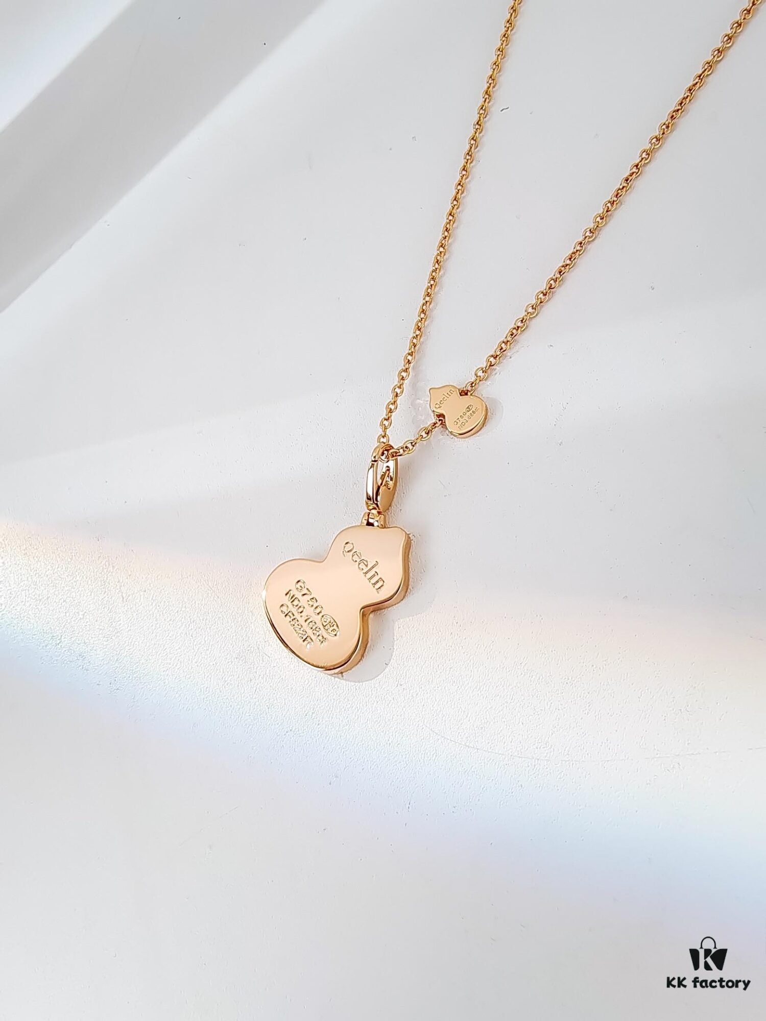 Exquisitely Crafted Gourd Pendant Necklace with Hand-Set Stones, V-Gold Material, Unique Design