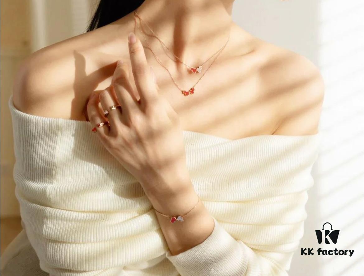 wulu Double Gourd Necklace 🌹 Adorable Design 😍 Elegant Silhouette with Minimalist Lines 🥰 Exclusively Launched by Qeelin x Rebecca, Limited Edition