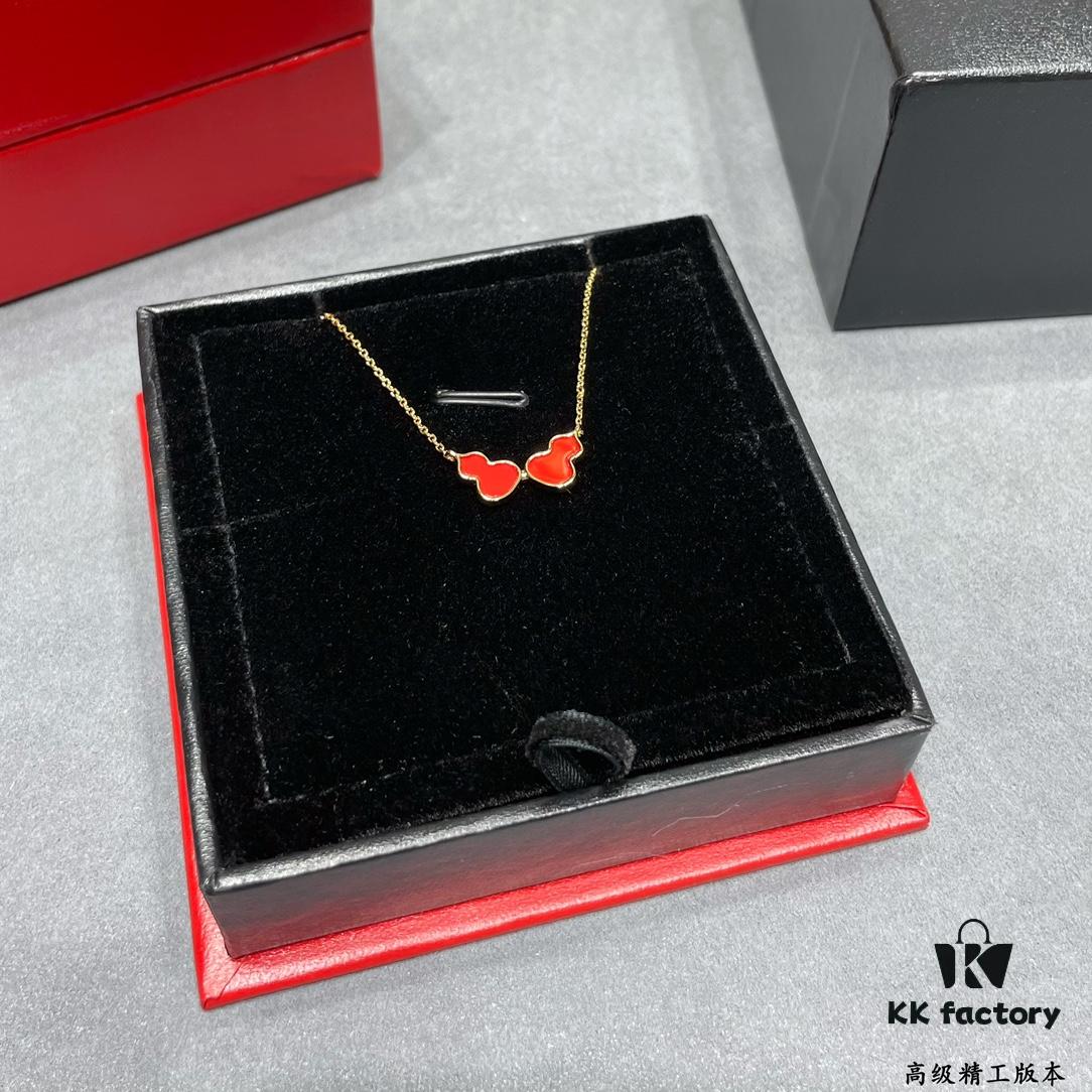 wulu Double Gourd Necklace 🌹 Adorable Design 😍 Elegant Silhouette with Minimalist Lines 🥰 Exclusively Launched by Qeelin x Rebecca, Limited Edition