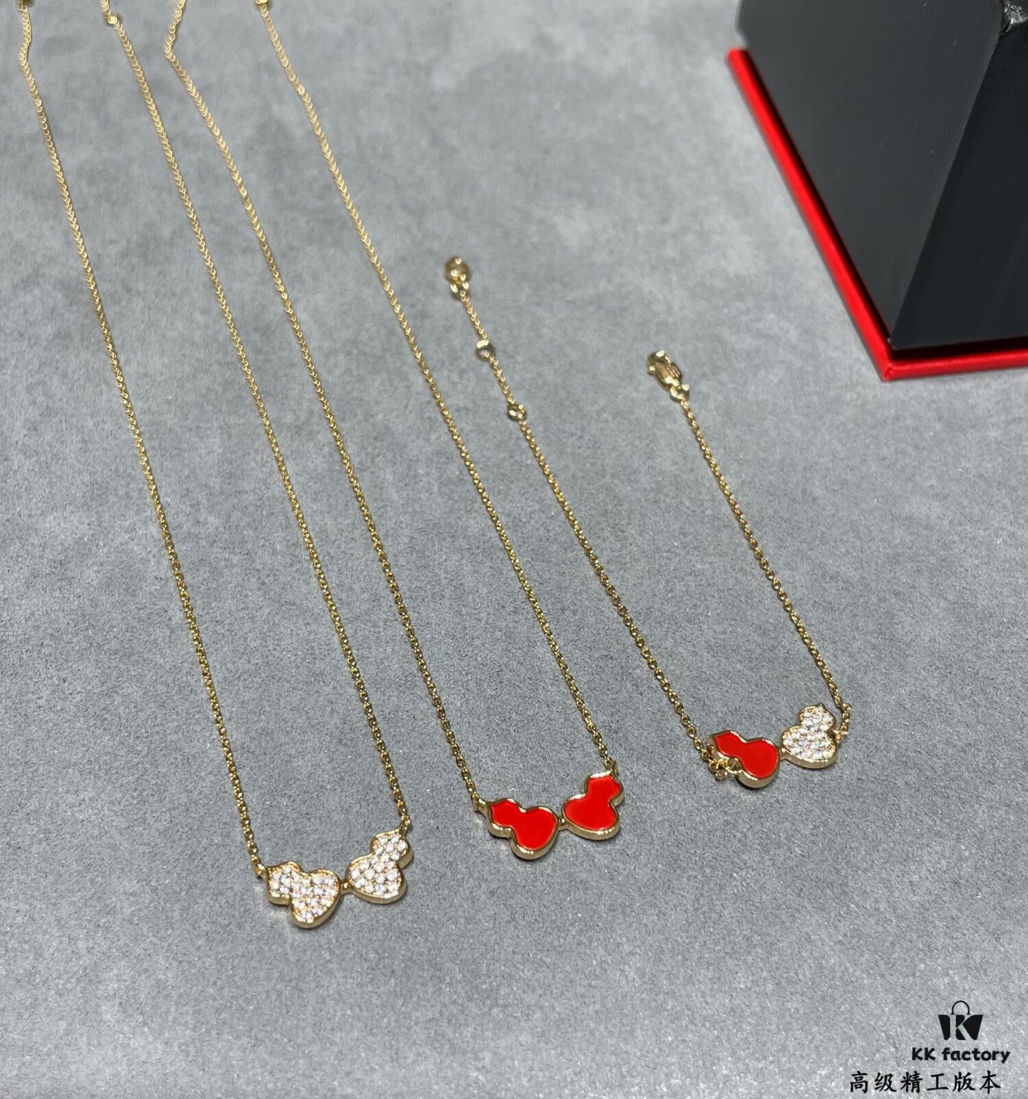 wulu Double Gourd Necklace 🌹 Adorable Design 😍 Elegant Silhouette with Minimalist Lines 🥰 Exclusively Launched by Qeelin x Rebecca, Limited Edition
