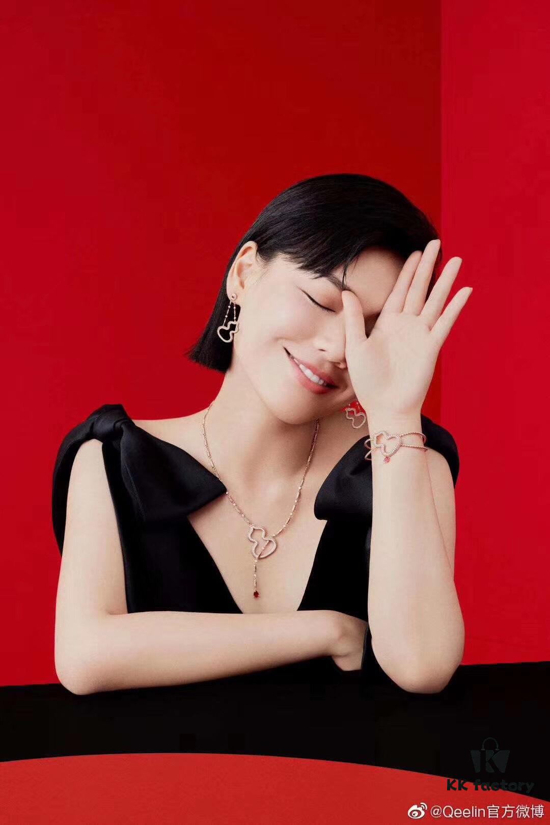 Qeelin Wulu Hollow-out Red Diamond Twisted Edge Open Bangle, White Agate Inlay, Chinese Cultural Elements with Modern Design, Luxury Jewelry