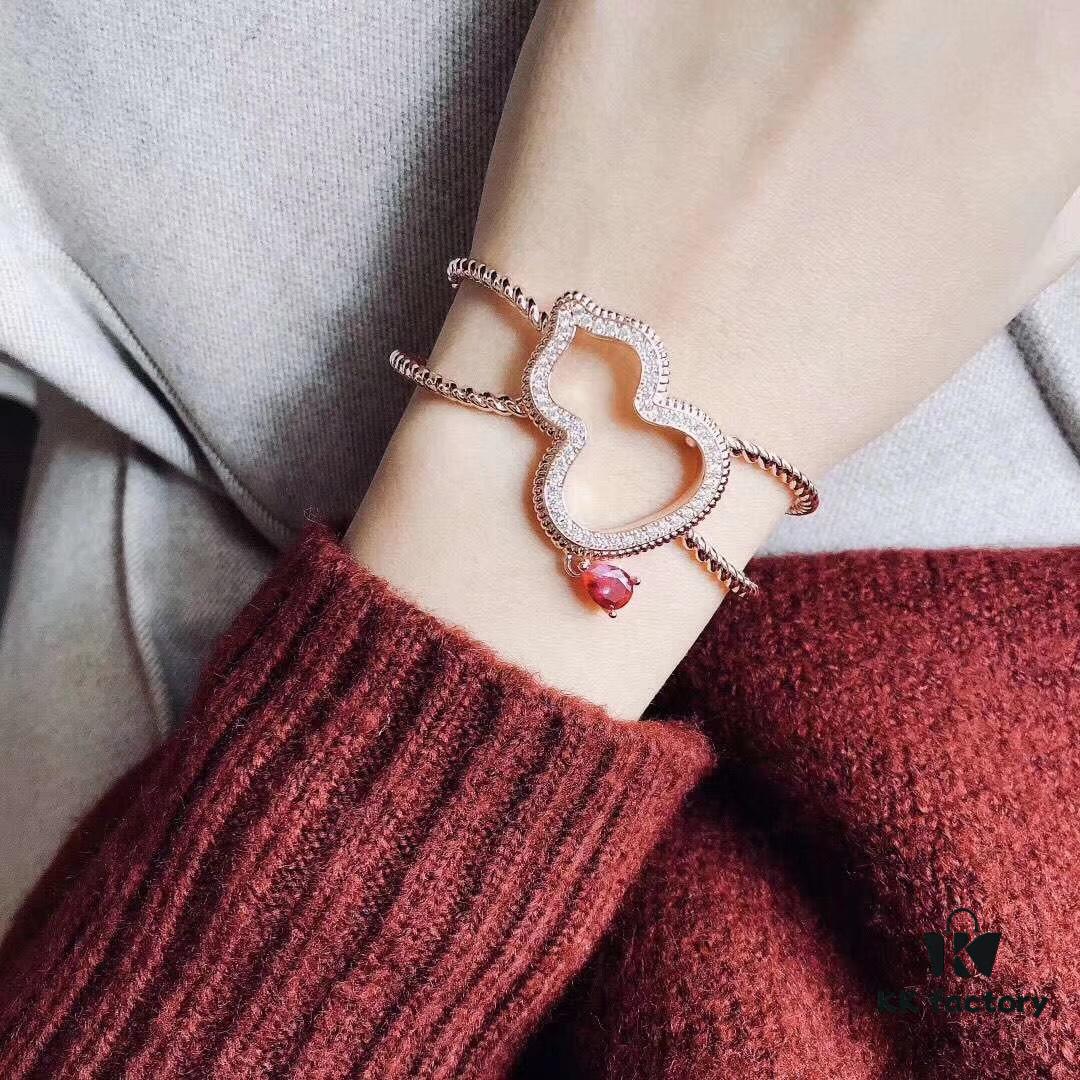 Qeelin Wulu Hollow-out Red Diamond Twisted Edge Open Bangle, White Agate Inlay, Chinese Cultural Elements with Modern Design, Luxury Jewelry