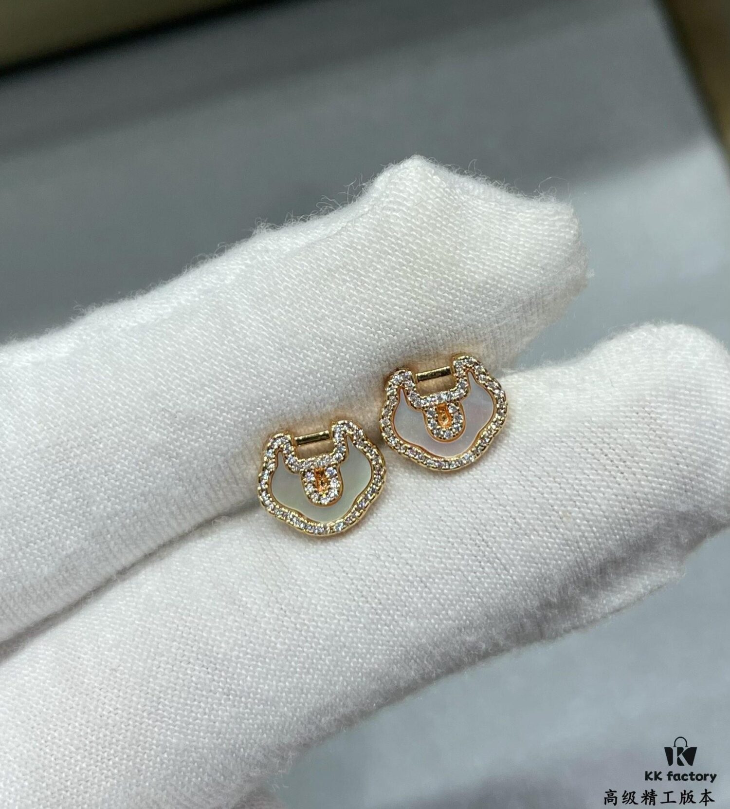 Kirin Advanced White Abalone Ruyi Lock Stud Earrings ✨ A Perfect Blend of Fashion and Tradition