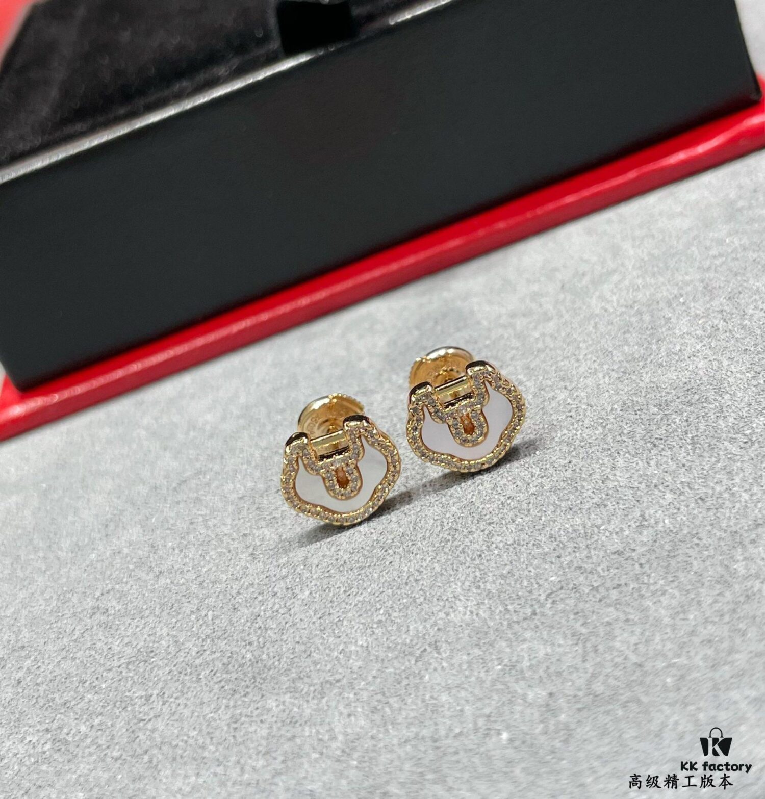 Kirin Advanced White Abalone Ruyi Lock Stud Earrings ✨ A Perfect Blend of Fashion and Tradition