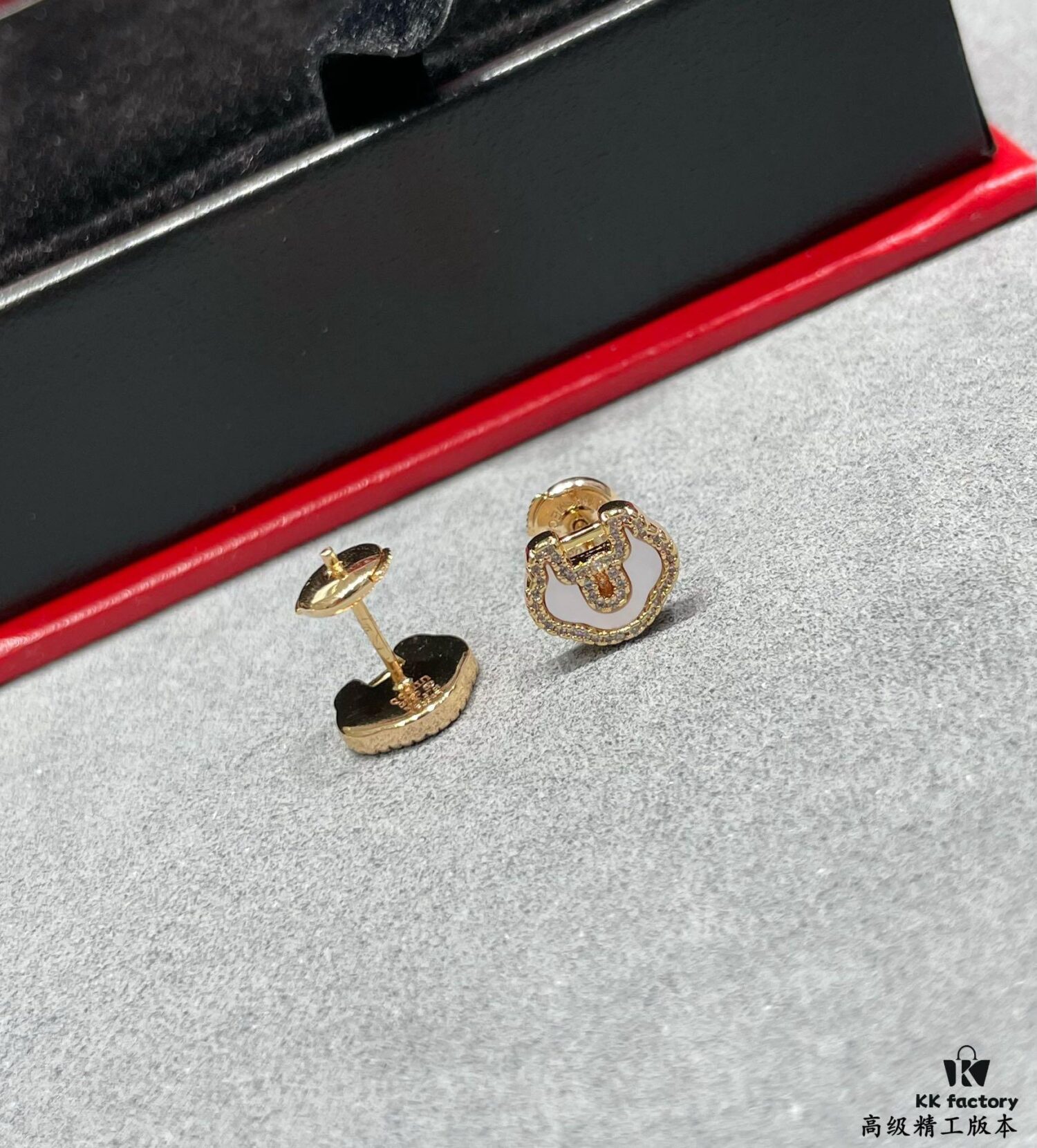 Kirin Advanced White Abalone Ruyi Lock Stud Earrings ✨ A Perfect Blend of Fashion and Tradition