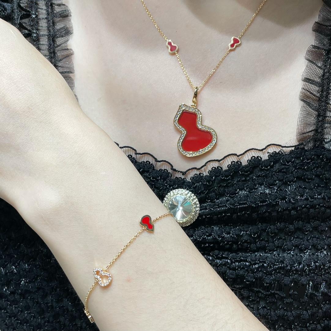 Detachable Pendant) Qeelin Qilin Mini 8 Gourd Necklace 🌹 Adorable Design 😍 Elegant Silhouette with Minimalist Lines 🥰 Sophisticated and Charming 😊 Qeelin x Libekka Exclusive Limited Edition – How to Style It for a Winter Vibe