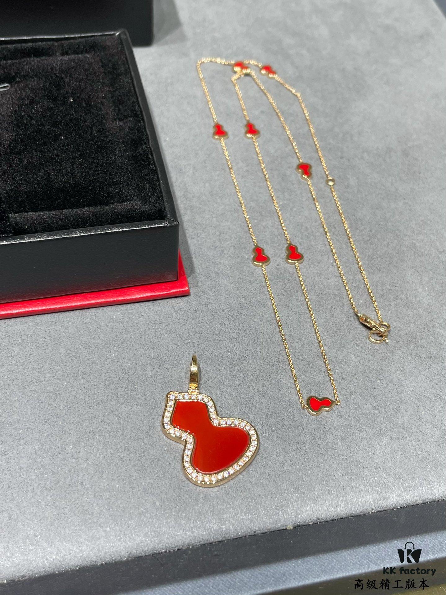 Detachable Pendant) Qeelin Qilin Mini 8 Gourd Necklace 🌹 Adorable Design 😍 Elegant Silhouette with Minimalist Lines 🥰 Sophisticated and Charming 😊 Qeelin x Libekka Exclusive Limited Edition – How to Style It for a Winter Vibe