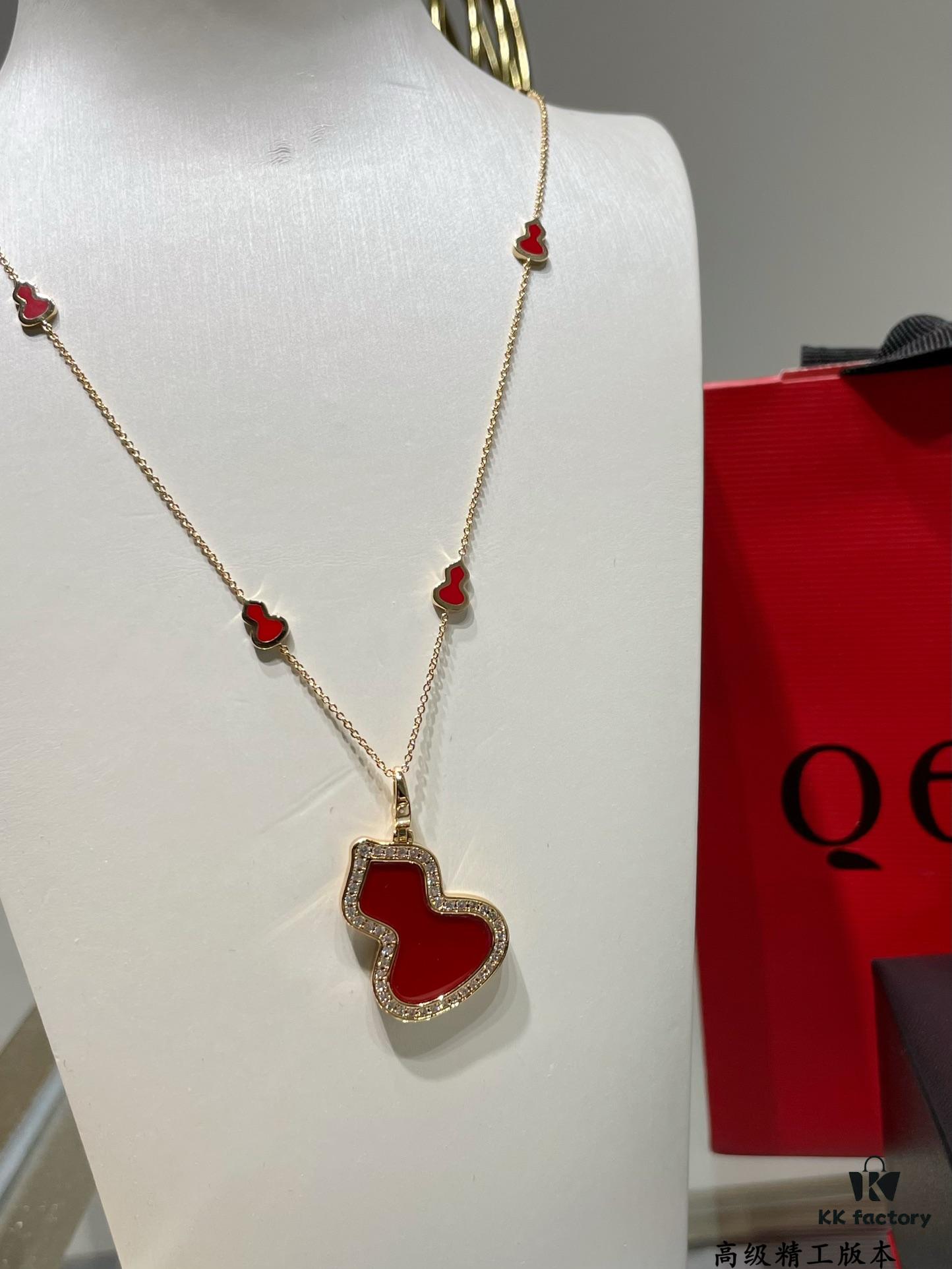 Detachable Pendant) Qeelin Qilin Mini 8 Gourd Necklace 🌹 Adorable Design 😍 Elegant Silhouette with Minimalist Lines 🥰 Sophisticated and Charming 😊 Qeelin x Libekka Exclusive Limited Edition – How to Style It for a Winter Vibe