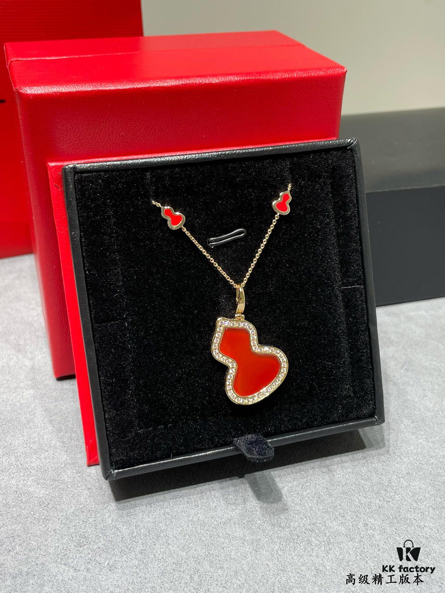 Detachable Pendant) Qeelin Qilin Mini 8 Gourd Necklace 🌹 Adorable Design 😍 Elegant Silhouette with Minimalist Lines 🥰 Sophisticated and Charming 😊 Qeelin x Libekka Exclusive Limited Edition – How to Style It for a Winter Vibe