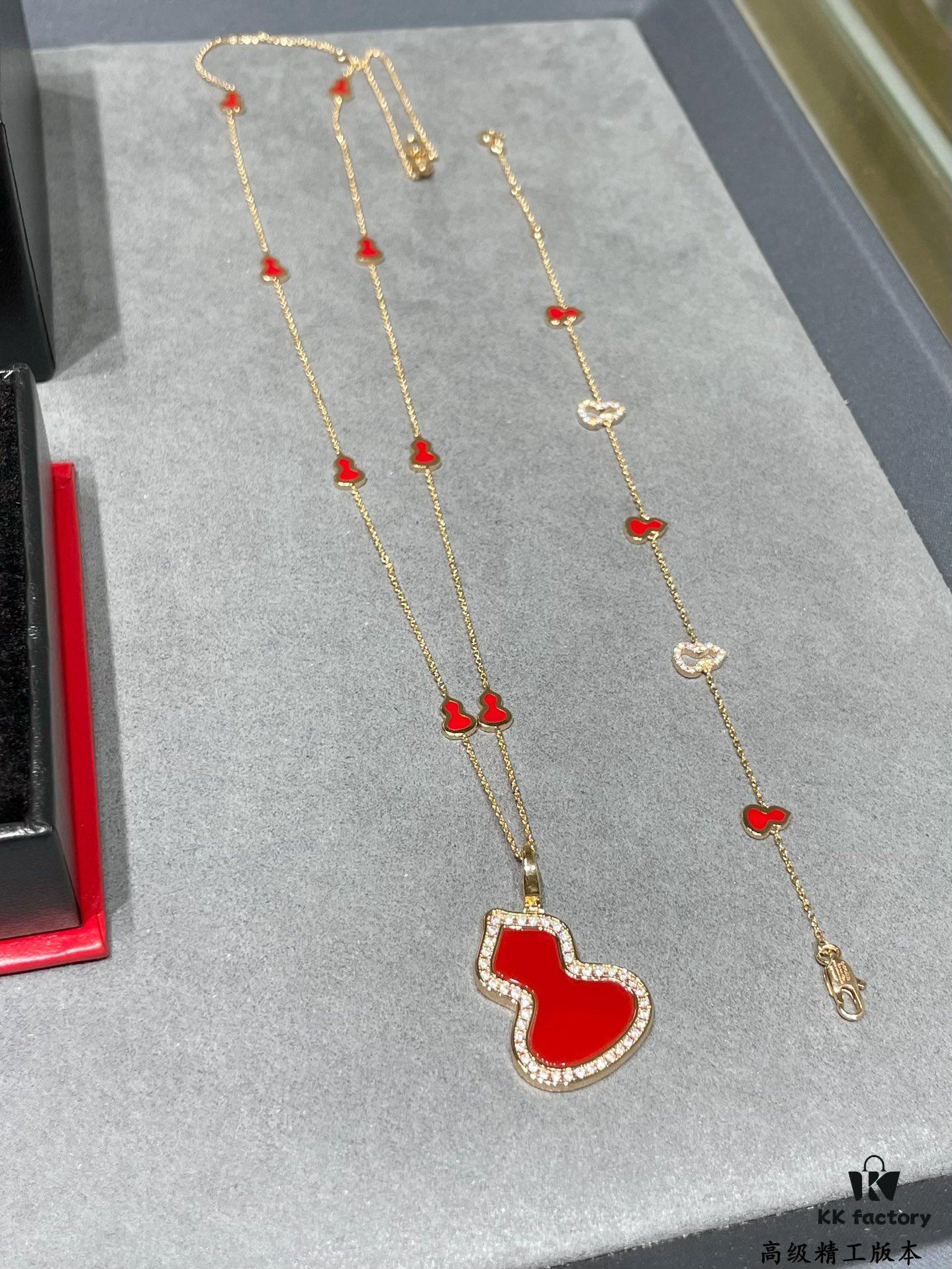 Detachable Pendant) Qeelin Qilin Mini 8 Gourd Necklace 🌹 Adorable Design 😍 Elegant Silhouette with Minimalist Lines 🥰 Sophisticated and Charming 😊 Qeelin x Libekka Exclusive Limited Edition – How to Style It for a Winter Vibe