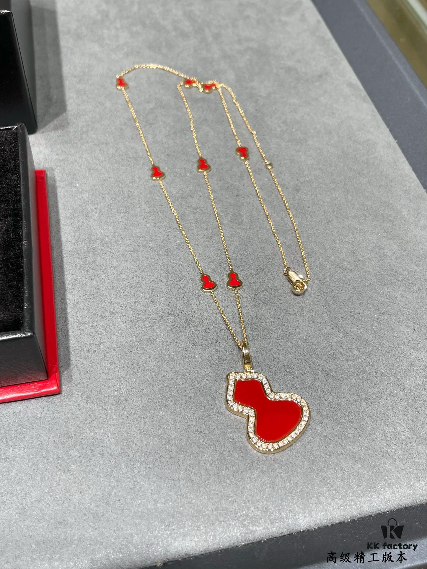 Detachable Pendant) Qeelin Qilin Mini 8 Gourd Necklace 🌹 Adorable Design 😍 Elegant Silhouette with Minimalist Lines 🥰 Sophisticated and Charming 😊 Qeelin x Libekka Exclusive Limited Edition – How to Style It for a Winter Vibe