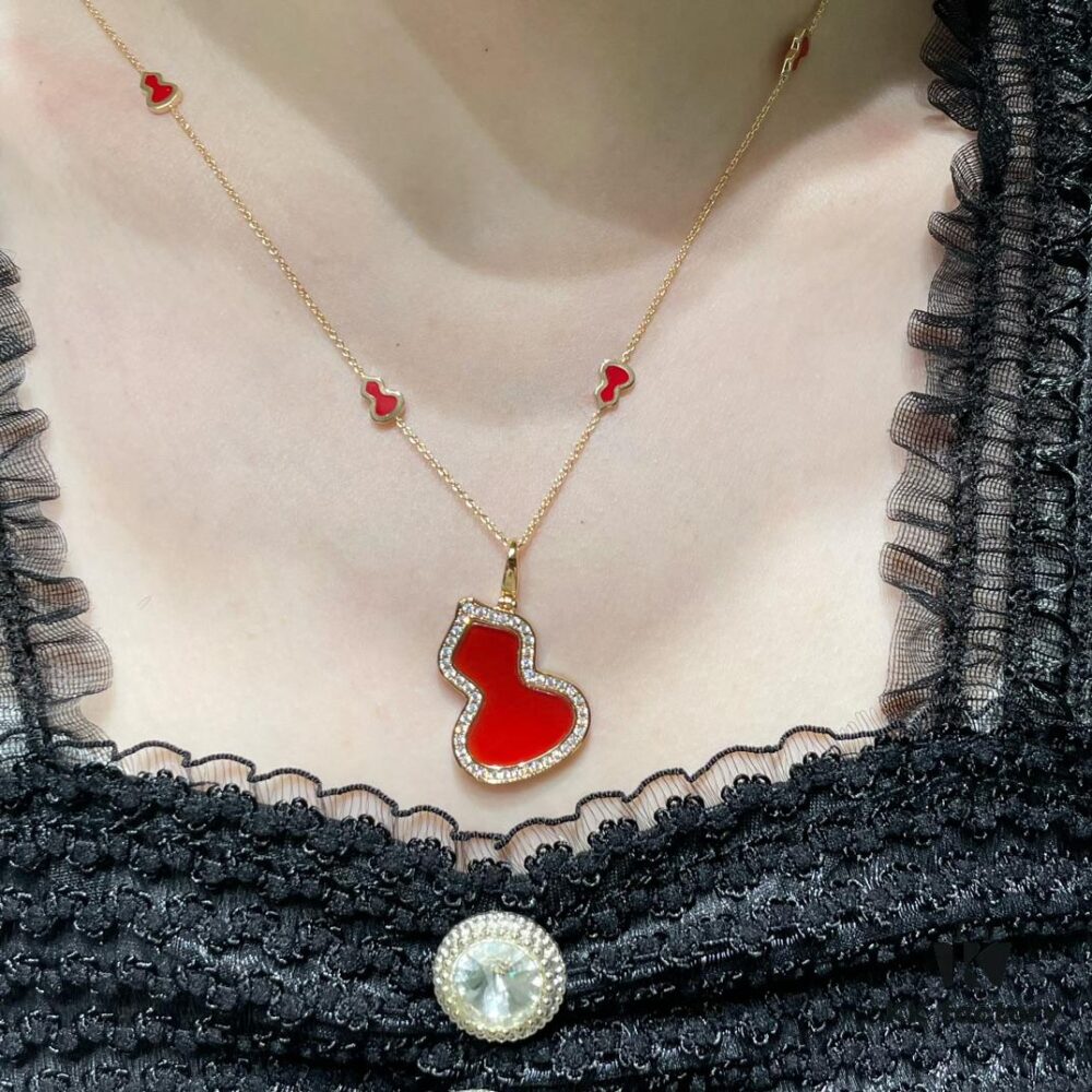 Detachable Pendant) Qeelin Qilin Mini 8 Gourd Necklace 🌹 Adorable Design 😍 Elegant Silhouette with Minimalist Lines 🥰 Sophisticated and Charming 😊 Qeelin x Libekka Exclusive Limited Edition – How to Style It for a Winter Vibe