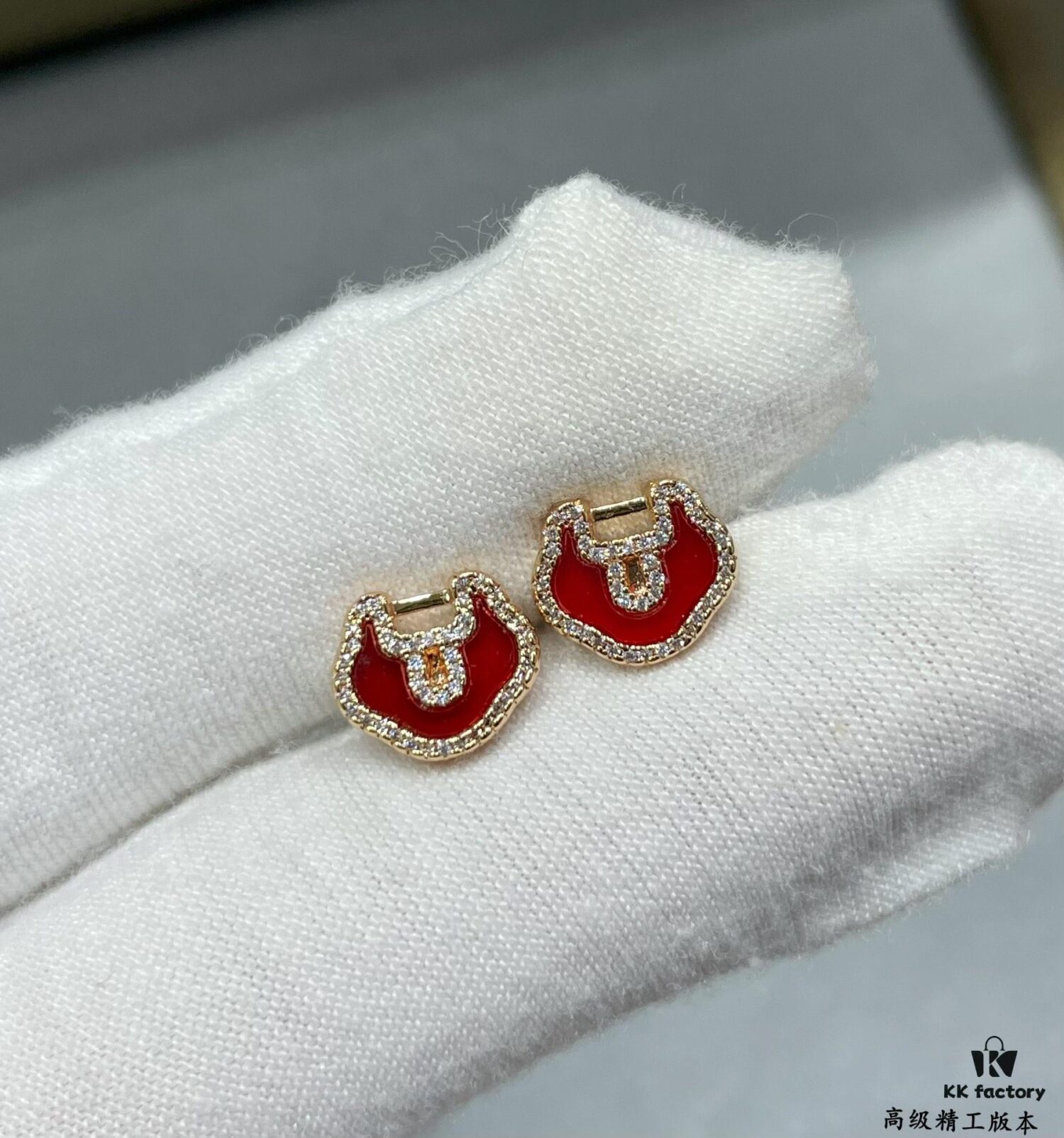 V Gold Plated Mi Gold 15514230 Kirin Premium Red Agate Ruyi Lock Stud Earrings ✨ A Perfect Blend of Fashion and Tradition