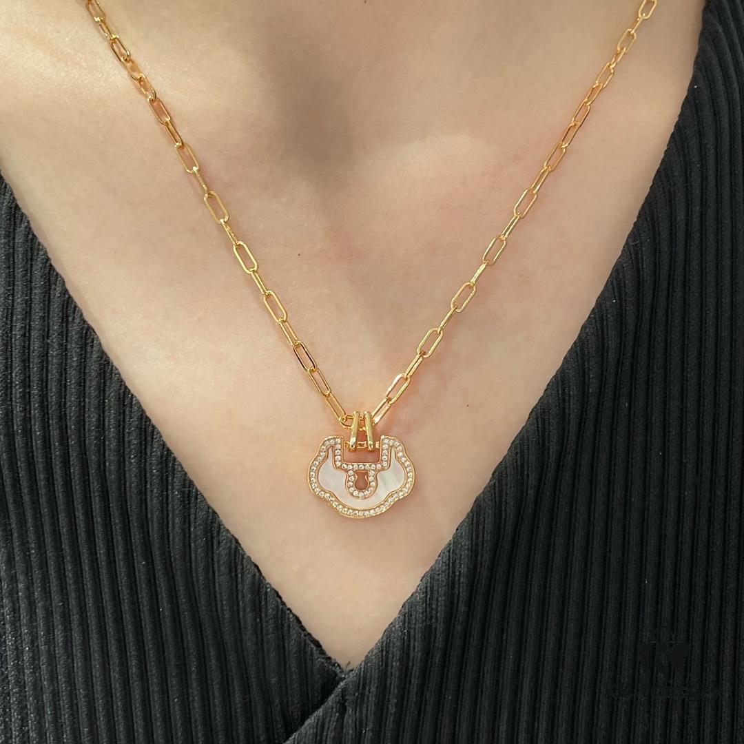 Kirin Large High-End White Mother-of-Pearl Ruyi Lock Necklace ✨ A Perfect Blend of Fashion and Tradition