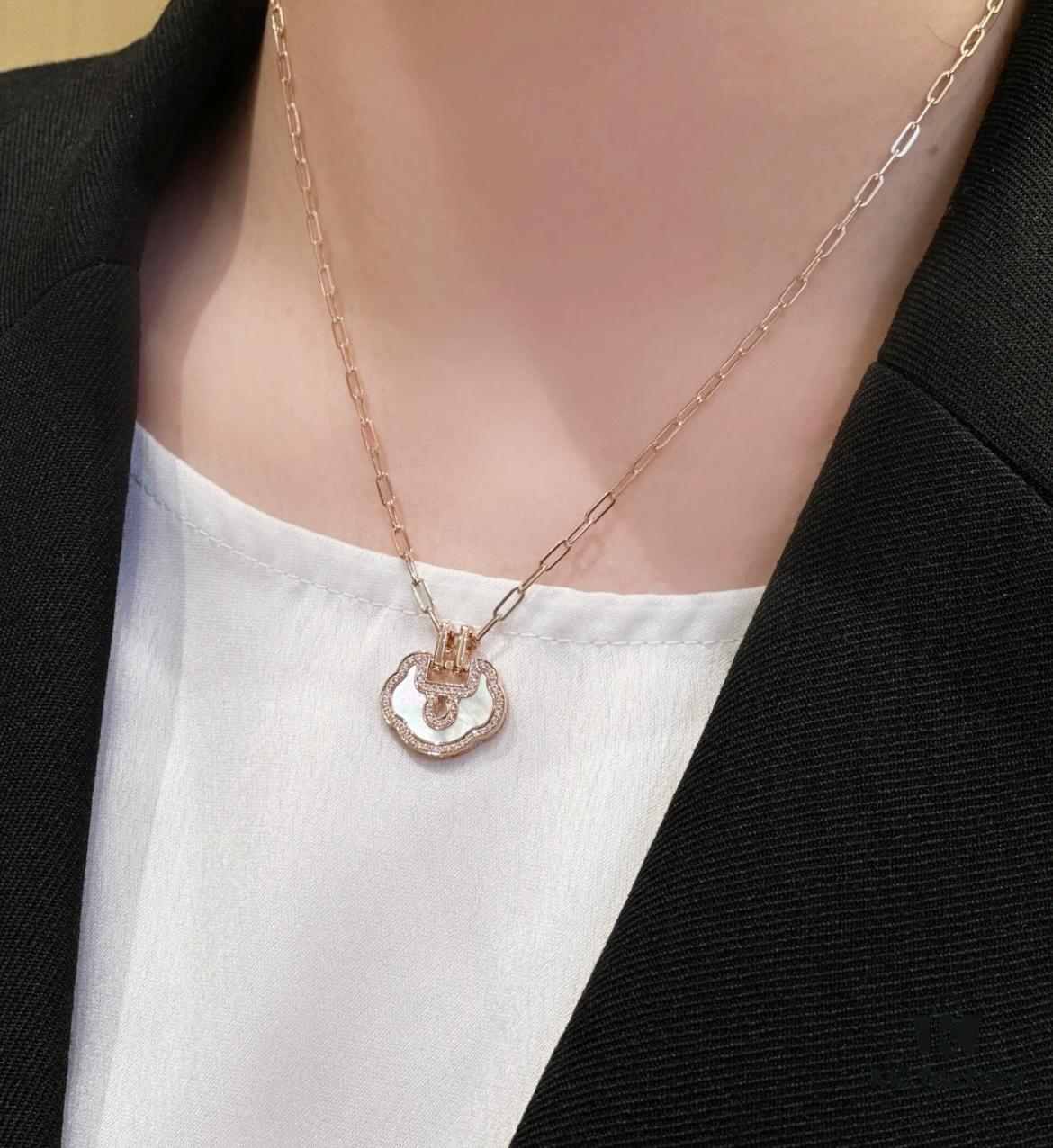 Kirin Large High-End White Mother-of-Pearl Ruyi Lock Necklace ✨ A Perfect Blend of Fashion and Tradition