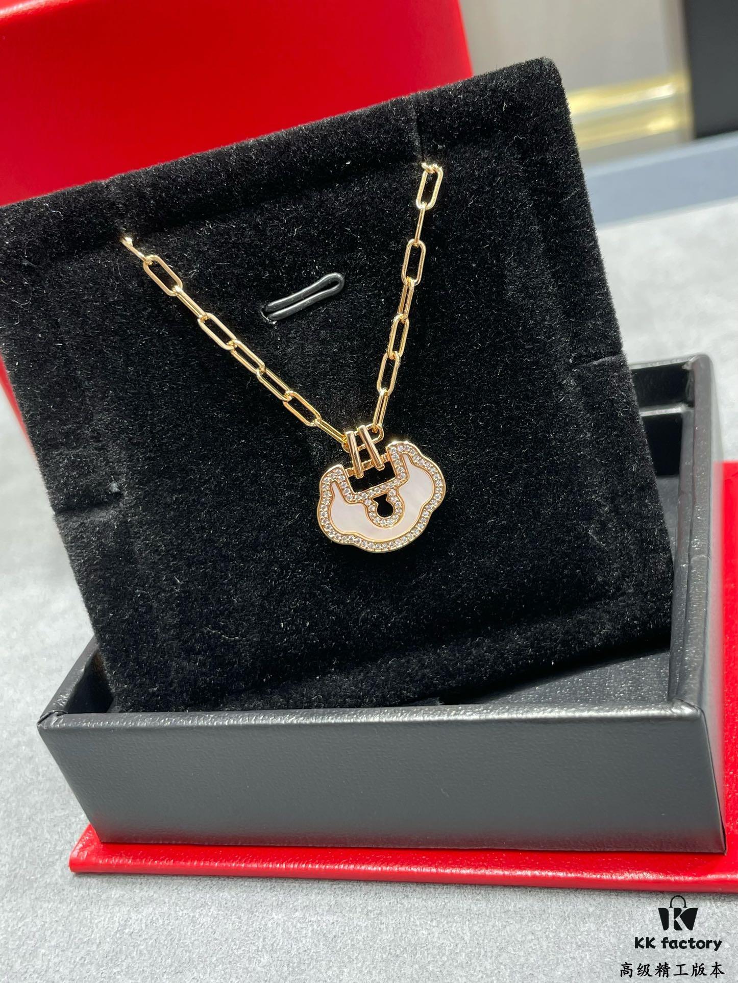 Kirin Large High-End White Mother-of-Pearl Ruyi Lock Necklace ✨ A Perfect Blend of Fashion and Tradition