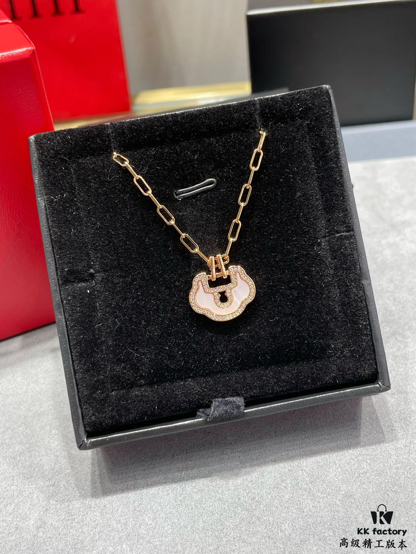 Kirin Large High-End White Mother-of-Pearl Ruyi Lock Necklace ✨ A Perfect Blend of Fashion and Tradition