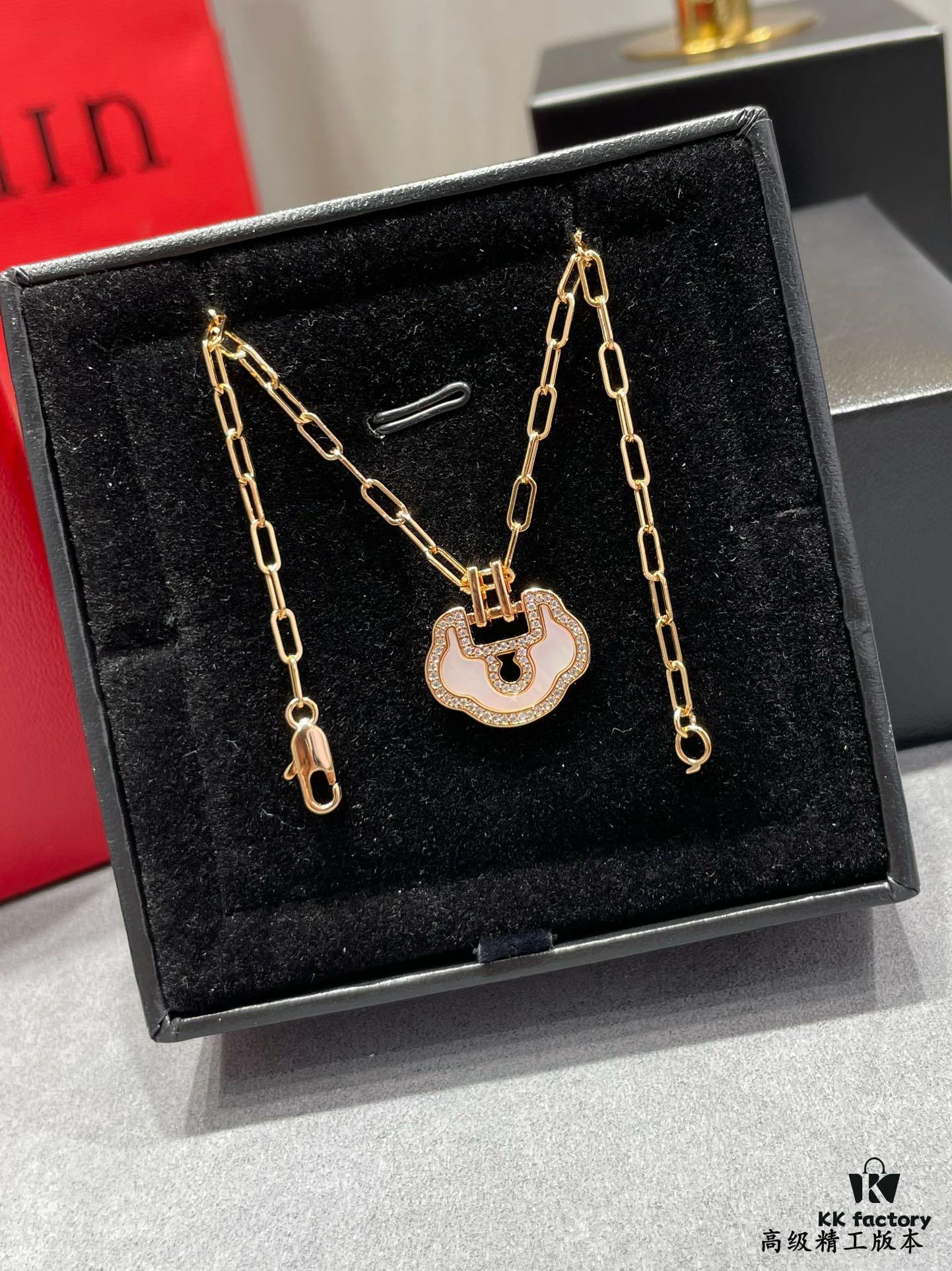 Kirin Large High-End White Mother-of-Pearl Ruyi Lock Necklace ✨ A Perfect Blend of Fashion and Tradition