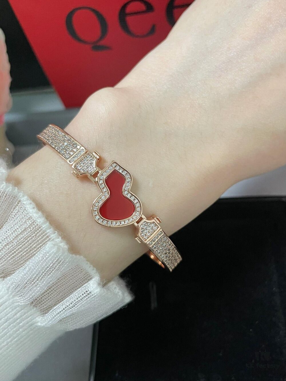 V Gold Qeelin Carved Red Agate Gourd Bracelet 🌹 Adorable Design 😍 Elegant Silhouette with Minimalist Lines 🥰 Sophisticated and Chic 👍👍