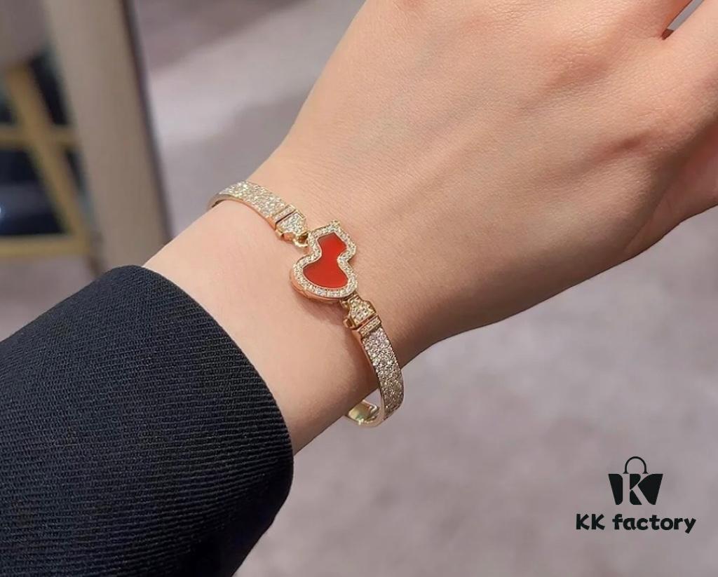 V Gold Qeelin Carved Red Agate Gourd Bracelet 🌹 Adorable Design 😍 Elegant Silhouette with Minimalist Lines 🥰 Sophisticated and Chic 👍👍