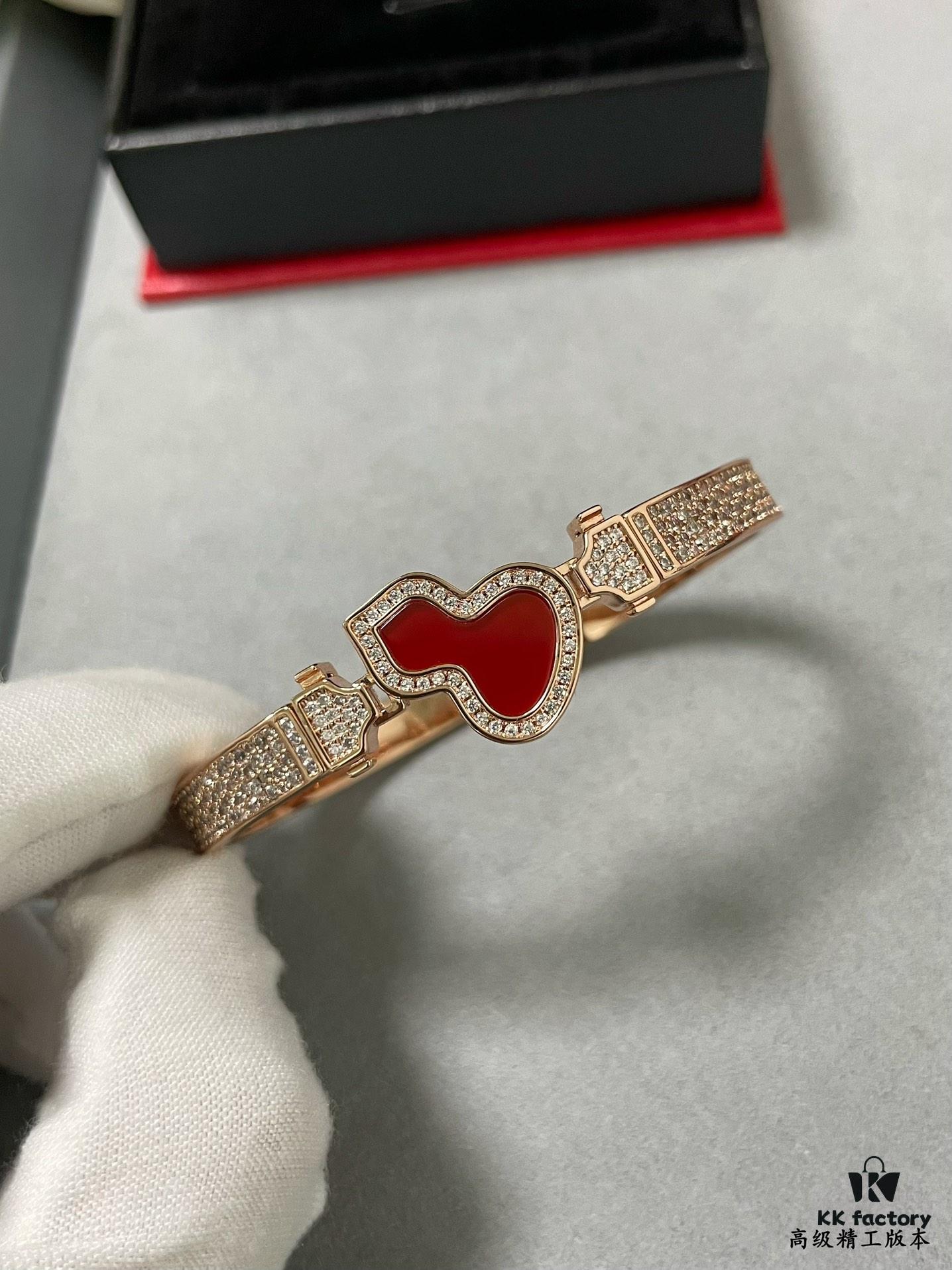 V Gold Qeelin Carved Red Agate Gourd Bracelet 🌹 Adorable Design 😍 Elegant Silhouette with Minimalist Lines 🥰 Sophisticated and Chic 👍👍