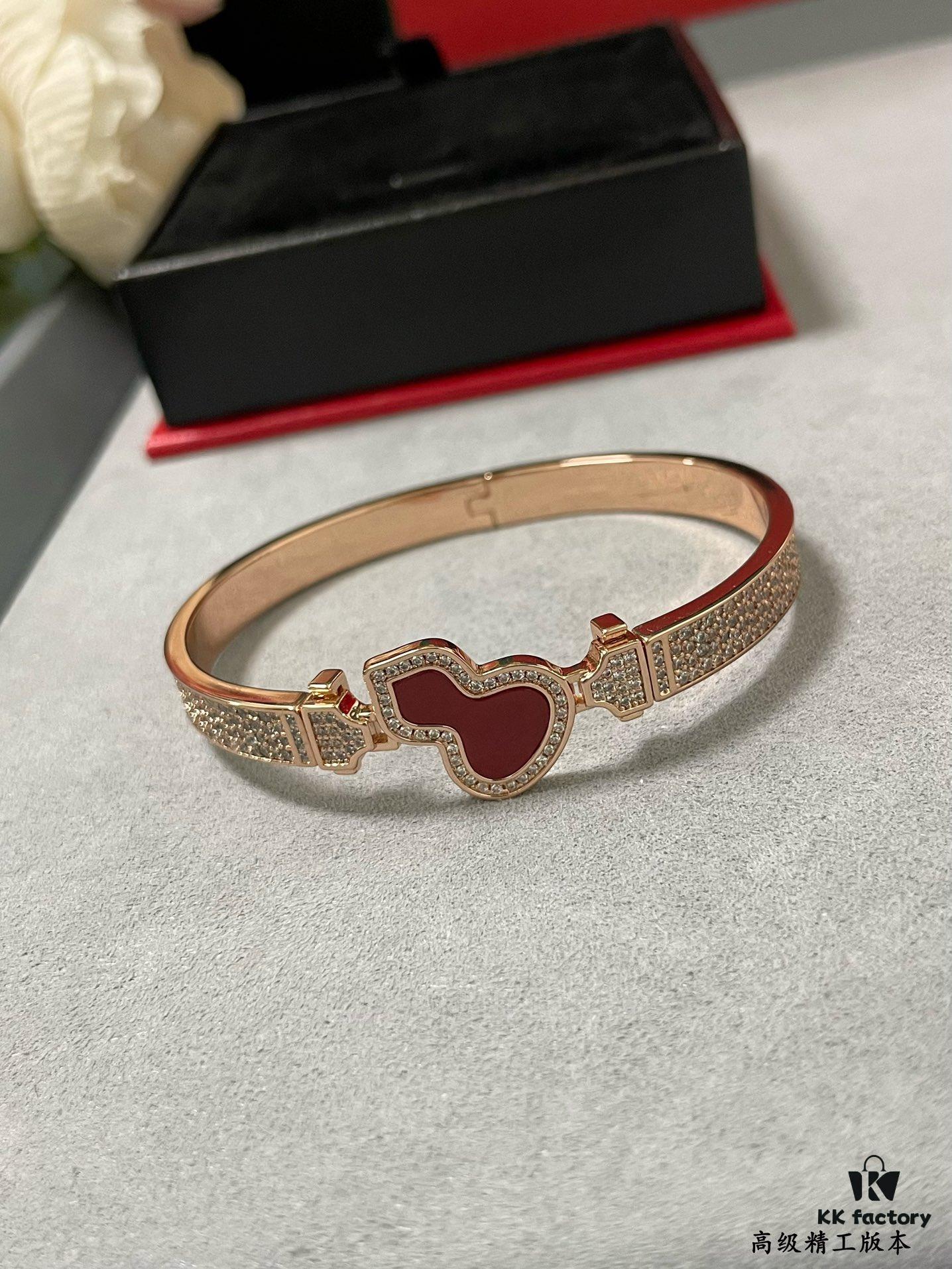 V Gold Qeelin Carved Red Agate Gourd Bracelet 🌹 Adorable Design 😍 Elegant Silhouette with Minimalist Lines 🥰 Sophisticated and Chic 👍👍