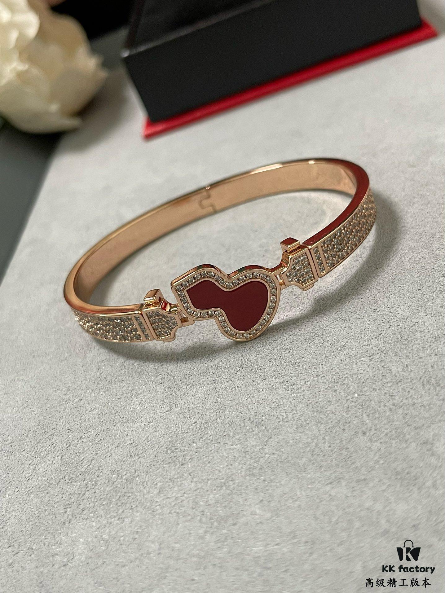 V Gold Qeelin Carved Red Agate Gourd Bracelet 🌹 Adorable Design 😍 Elegant Silhouette with Minimalist Lines 🥰 Sophisticated and Chic 👍👍