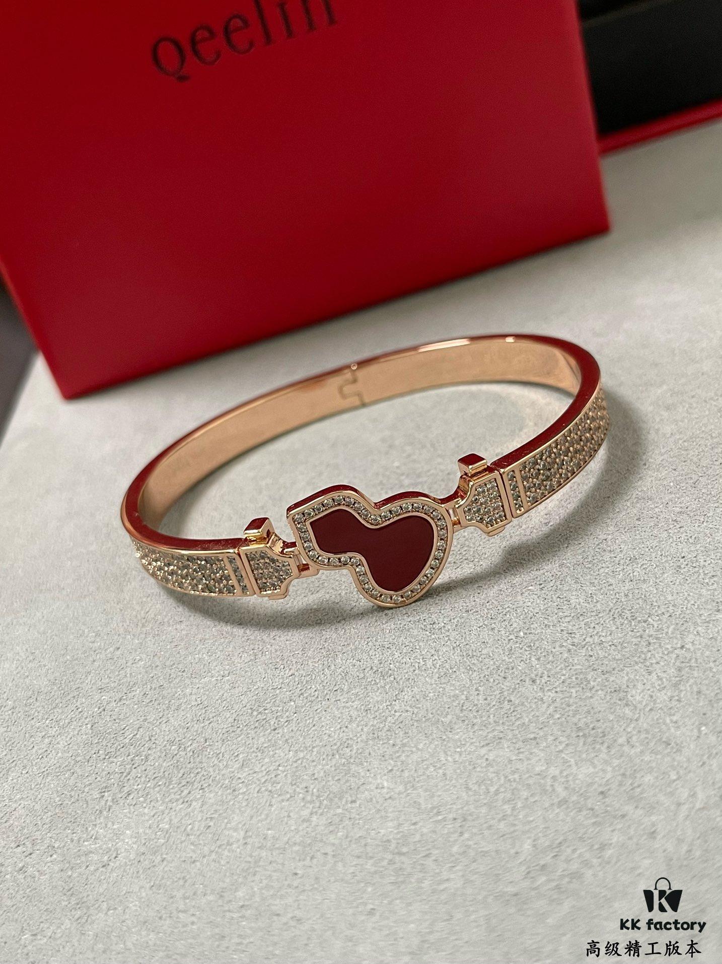 V Gold Qeelin Carved Red Agate Gourd Bracelet 🌹 Adorable Design 😍 Elegant Silhouette with Minimalist Lines 🥰 Sophisticated and Chic 👍👍
