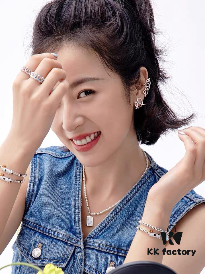 [Same Style as Zhou Yutong] Hefang Cream Spiral Stud Clip-on Earrings, Ear Cuff for Non-Pierced Ears, Women's Gift for Qixi Festival