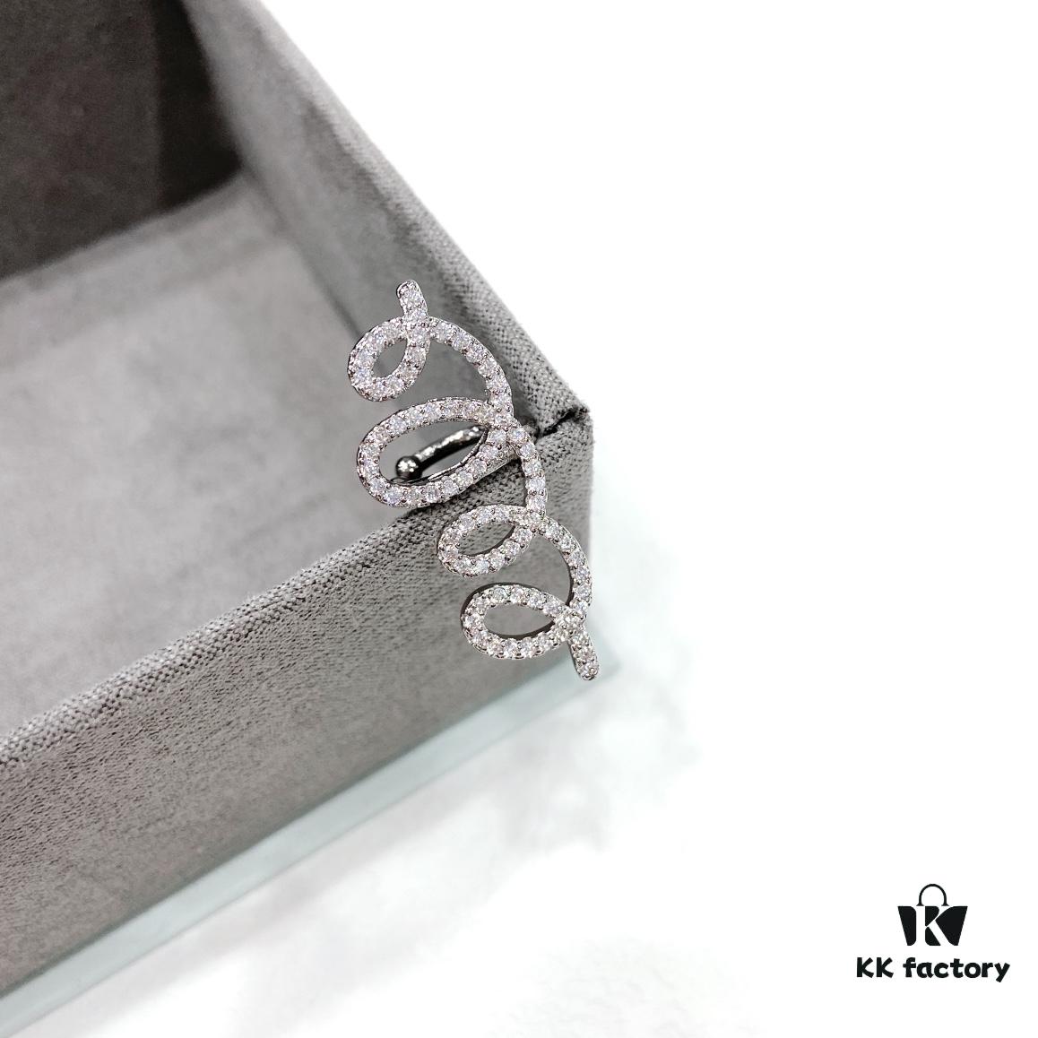 [Same Style as Zhou Yutong] Hefang Cream Spiral Stud Clip-on Earrings, Ear Cuff for Non-Pierced Ears, Women's Gift for Qixi Festival