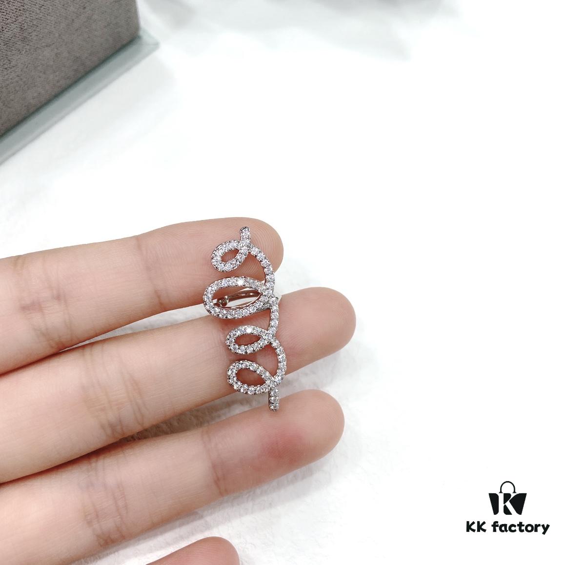 [Same Style as Zhou Yutong] Hefang Cream Spiral Stud Clip-on Earrings, Ear Cuff for Non-Pierced Ears, Women's Gift for Qixi Festival