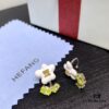 Qixi Gift 🎁 Hefang Ear Cuff, Cream-Colored Little Flower Clip-On Earrings, No Piercing Required, Sold Individually, Left and Right Ear Differentiated