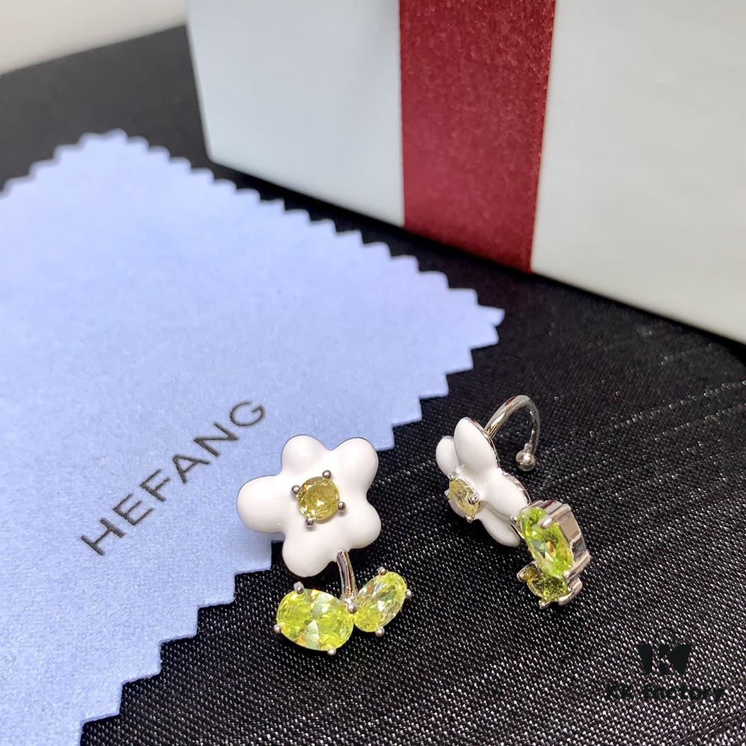 Qixi Gift 🎁 Hefang Ear Cuff, Cream-Colored Little Flower Clip-On Earrings, No Piercing Required, Sold Individually, Left and Right Ear Differentiated