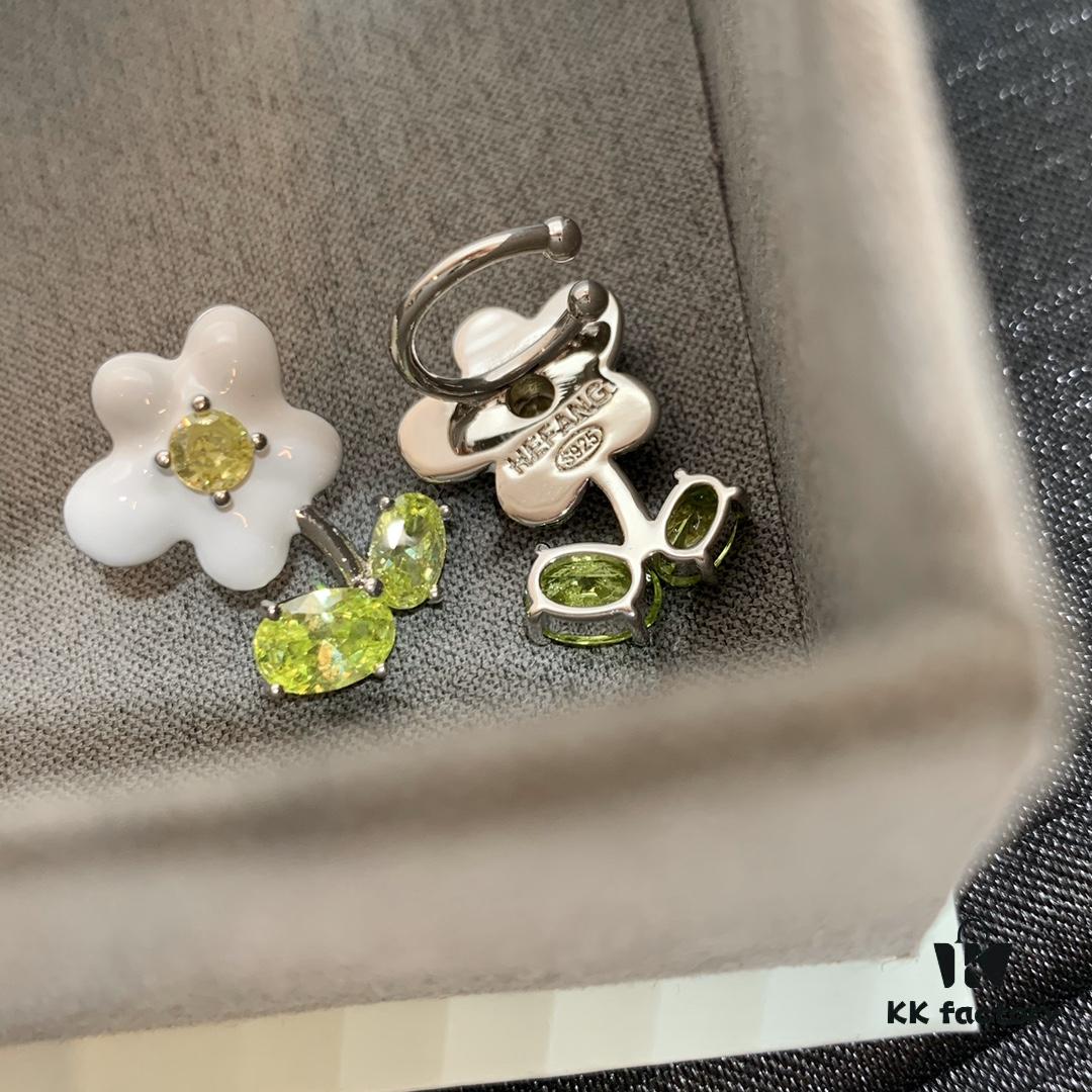 Qixi Gift 🎁 Hefang Ear Cuff, Cream-Colored Little Flower Clip-On Earrings, No Piercing Required, Sold Individually, Left and Right Ear Differentiated