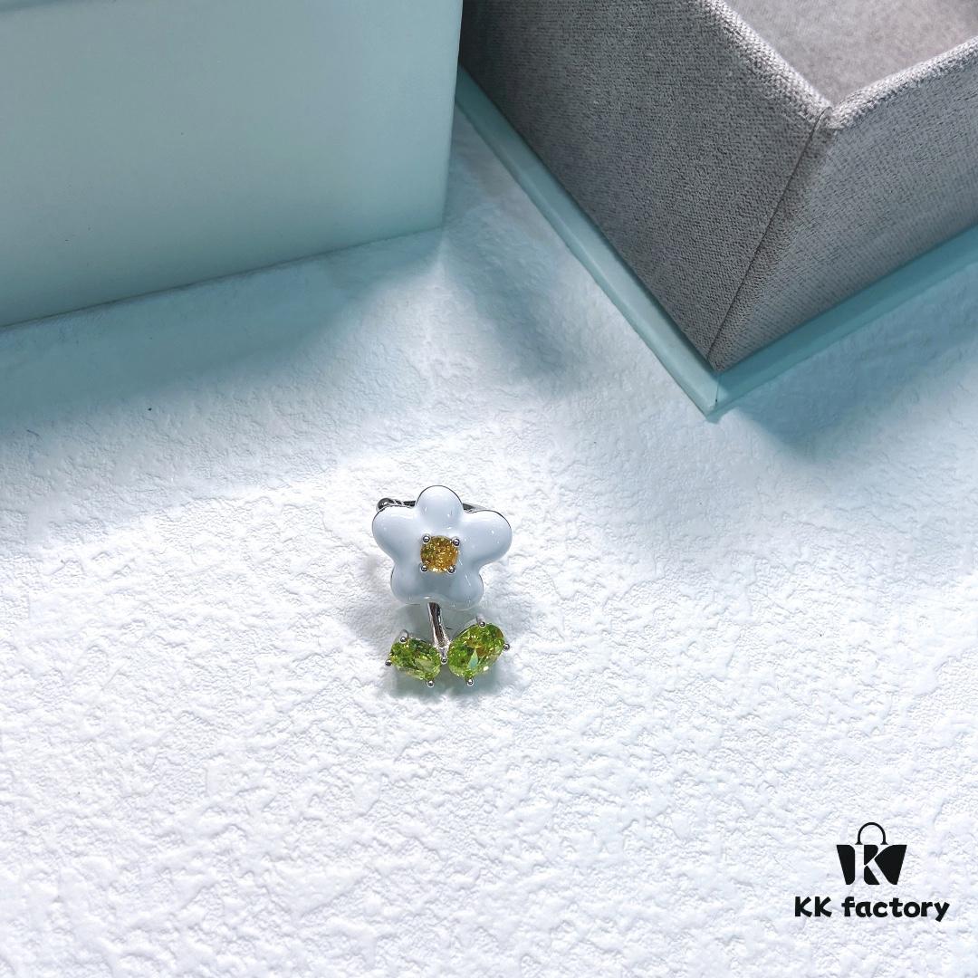 Same Style as Zhou Yutong - He Fang Creamy Little Flower Stud Earrings, Ear Cuffs, New Minimalist Luxury Unique Necklace Set