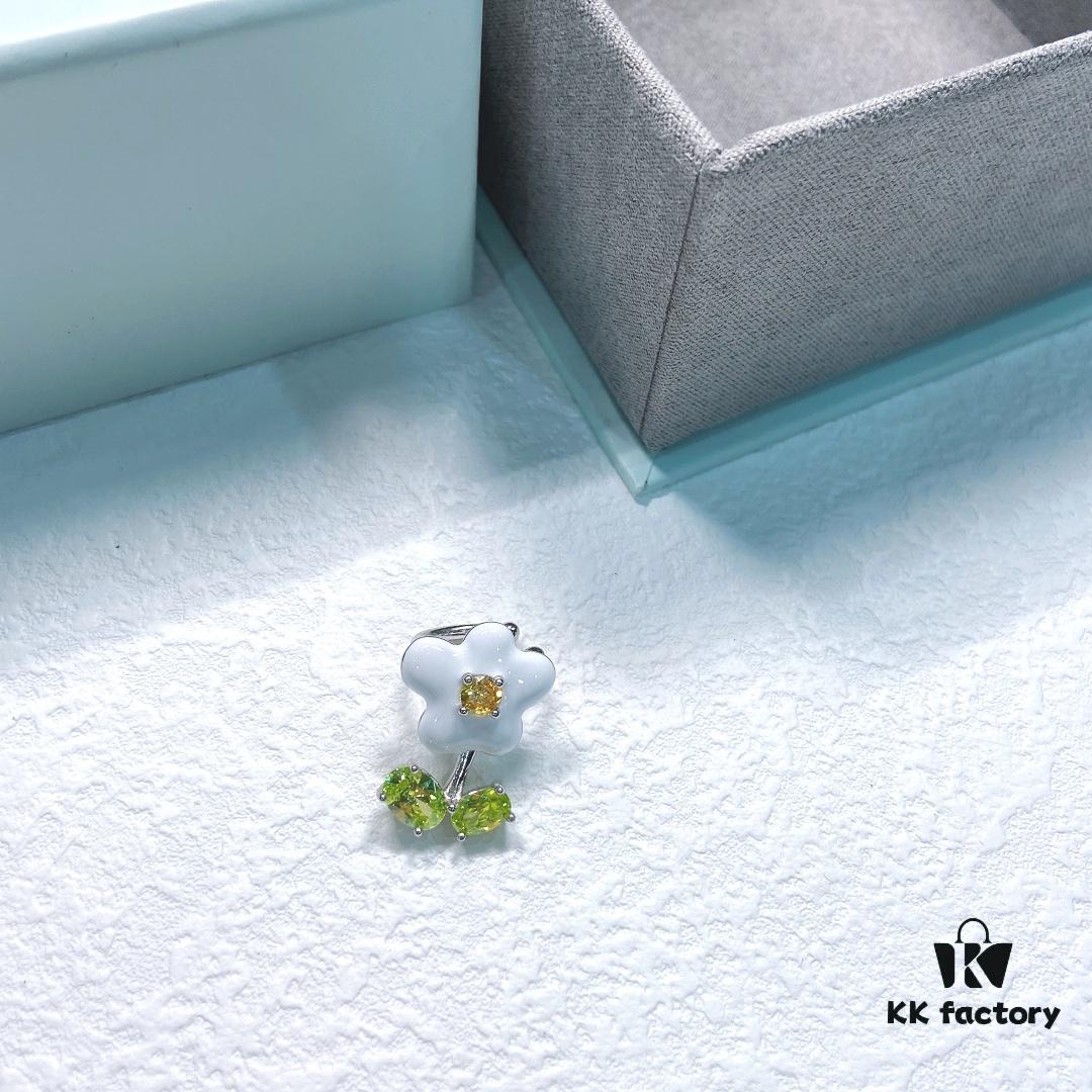 Same Style as Zhou Yutong - He Fang Creamy Little Flower Stud Earrings, Ear Cuffs, New Minimalist Luxury Unique Necklace Set