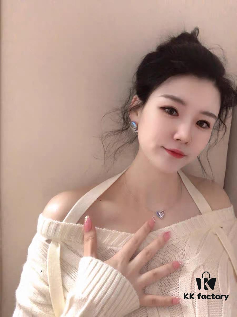 New Arrival ❤️ HEFANG Jewelry Barbie ✨ Ice Blue Sweetheart Necklace ✨ Model Wearing Effect Image