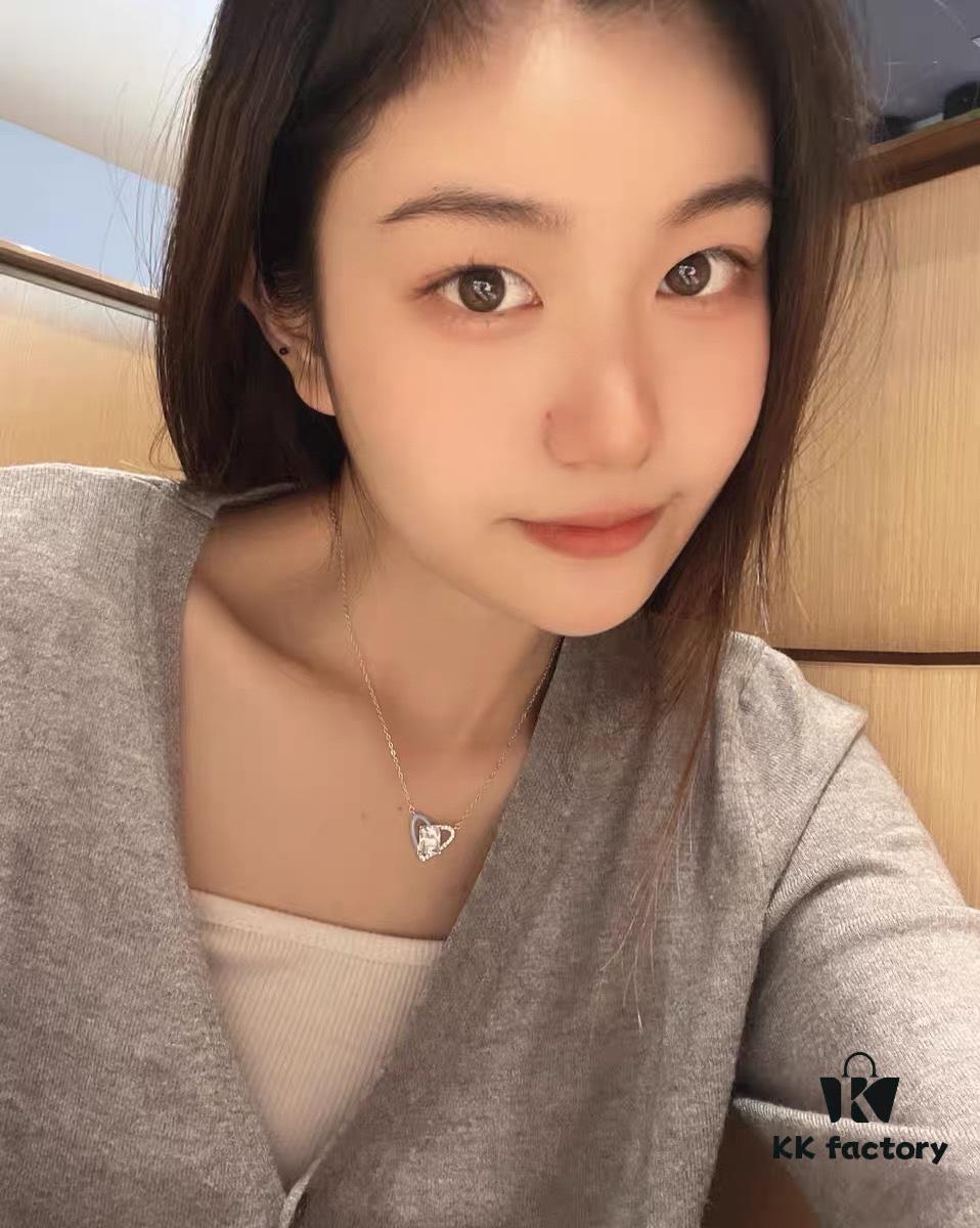 New Arrival ❤️ HEFANG Jewelry Barbie ✨ Ice Blue Sweetheart Necklace ✨ Model Wearing Effect Image