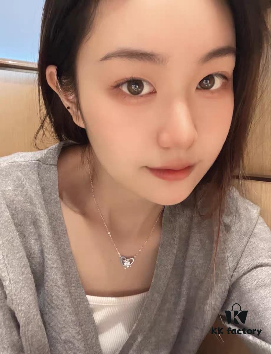 New Arrival ❤️ HEFANG Jewelry Barbie ✨ Ice Blue Sweetheart Necklace ✨ Model Wearing Effect Image
