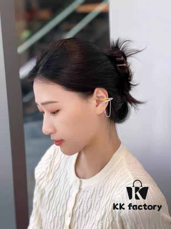 Single Piece New Arrival ❤️ HEFANG Jewelry Barbie ✨ New Collection Hula Hoop Ear Cuff Available in Three Colors ✨ Model Wearing Effect Image