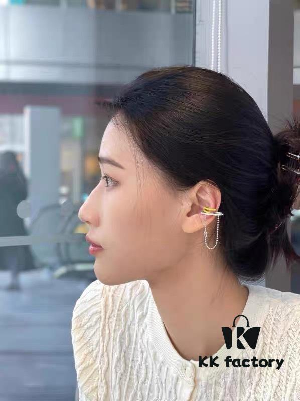 Single Piece New Arrival ❤️ HEFANG Jewelry Barbie ✨ New Collection Hula Hoop Ear Cuff Available in Three Colors ✨ Model Wearing Effect Image