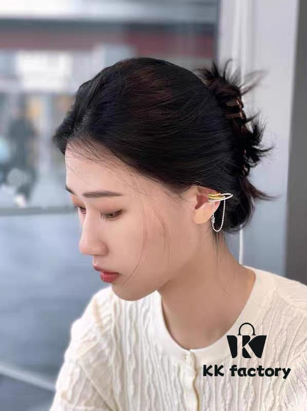 Single Piece New Arrival ❤️ HEFANG Jewelry Barbie ✨ New Collection Hula Hoop Ear Cuff Available in Three Colors ✨ Model Wearing Effect Image