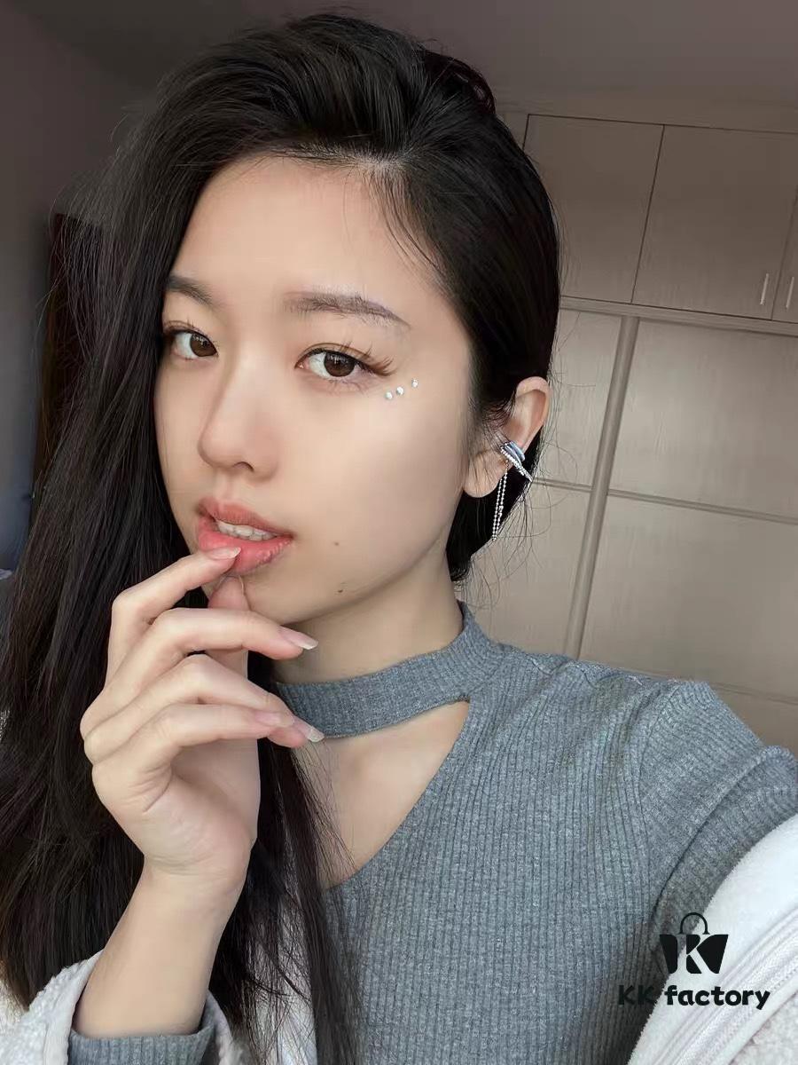 Single Piece New Arrival ❤️ HEFANG Jewelry Barbie ✨ New Collection Hula Hoop Ear Cuff Available in Three Colors ✨ Model Wearing Effect Image