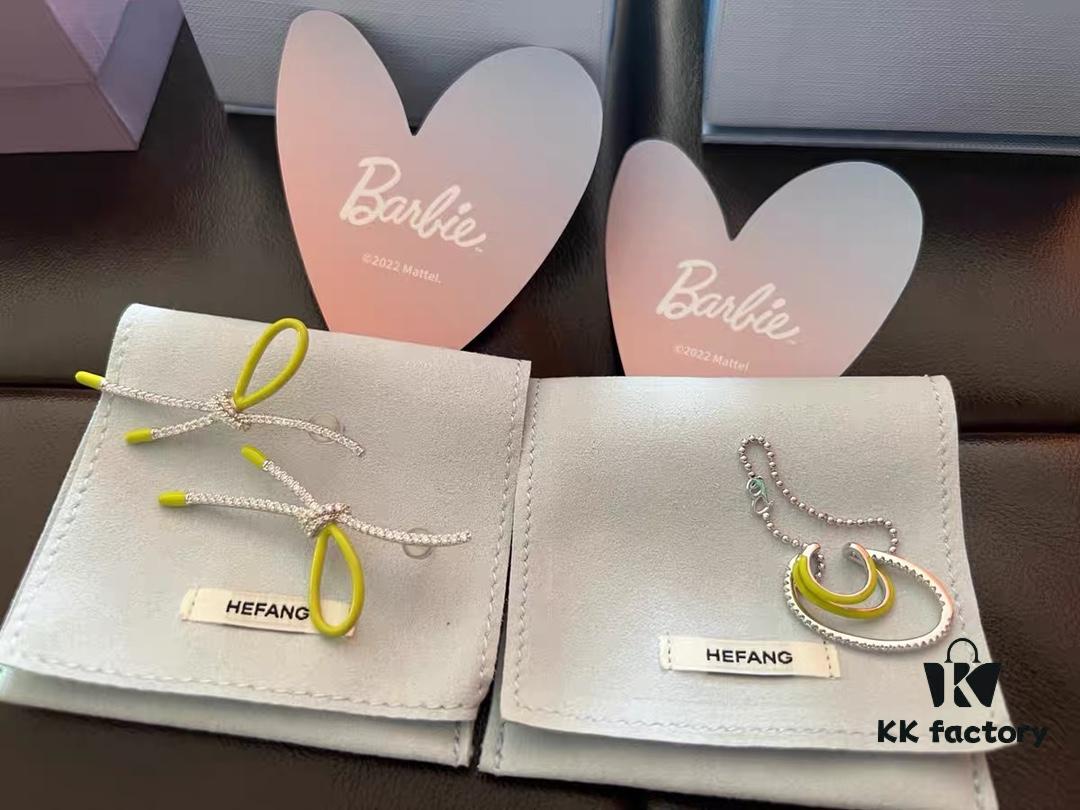 Single Piece New Arrival ❤️ HEFANG Jewelry Barbie ✨ New Collection Hula Hoop Ear Cuff Available in Three Colors ✨ Model Wearing Effect Image