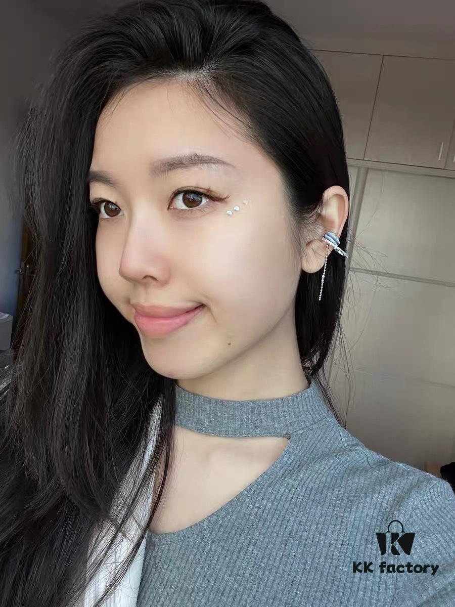 Single Piece New Arrival ❤️ HEFANG Jewelry Barbie ✨ New Collection Hula Hoop Ear Cuff Available in Three Colors ✨ Model Wearing Effect Image