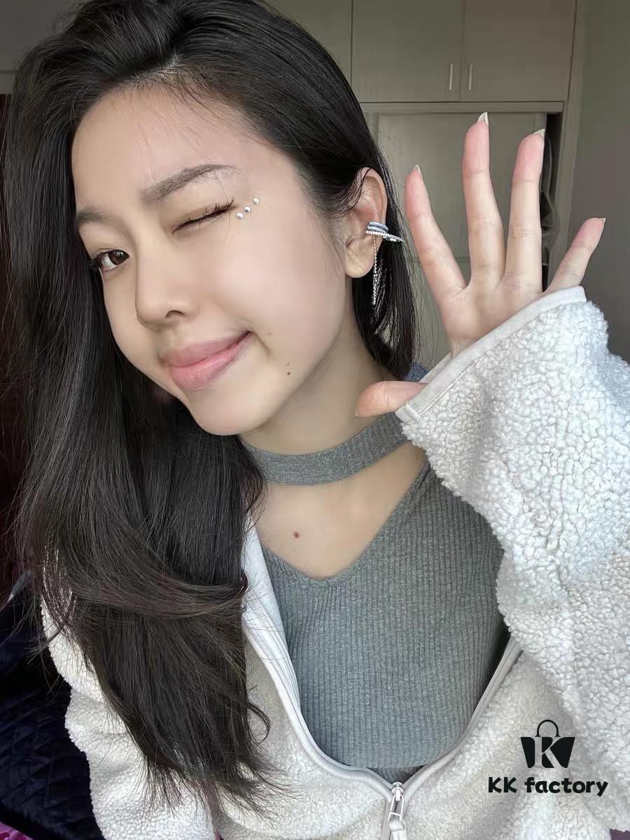 Single Piece New Arrival ❤️ HEFANG Jewelry Barbie ✨ New Collection Hula Hoop Ear Cuff Available in Three Colors ✨ Model Wearing Effect Image