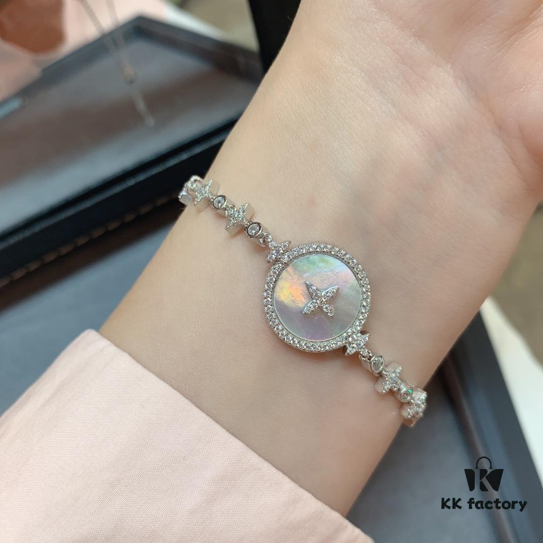 An Exquisite Bracelet Is a Must-Have