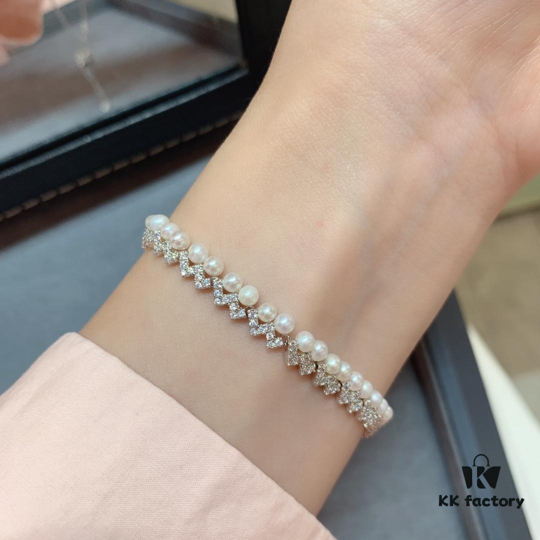 An Exquisite Bracelet Is a Must-Have