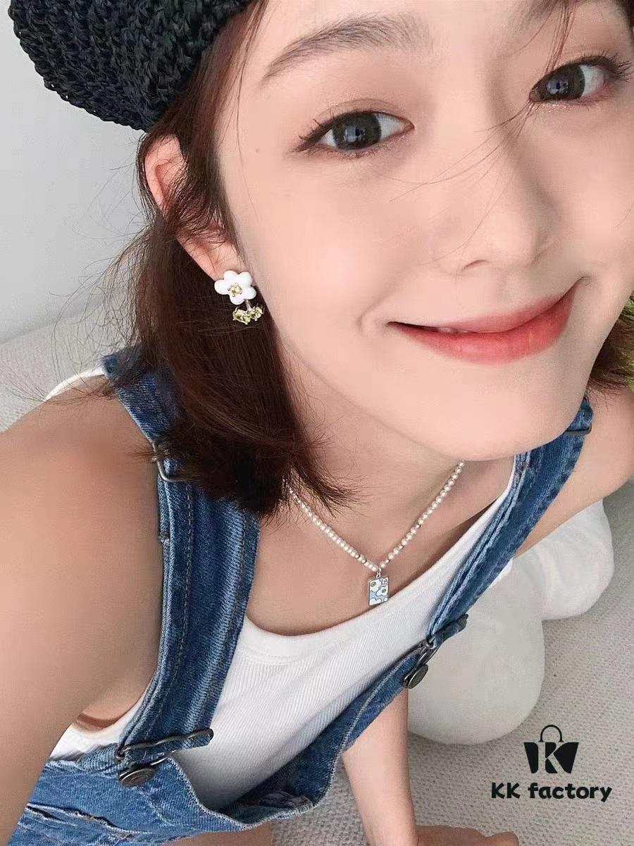 Zhou Yutong Same Style] HEFANG Creamy Minimalist Luxury Boutique Design Earrings / Clip-on Flower Studs Gift